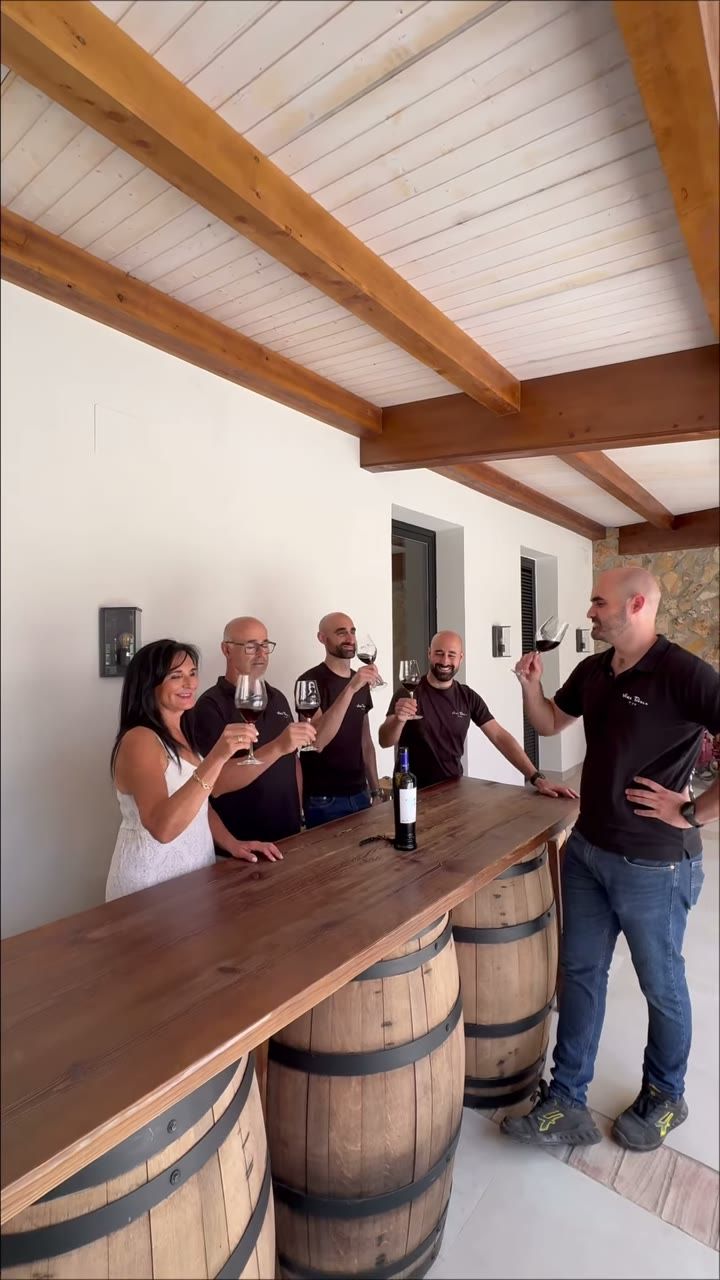 La familia Toribio brinda con vino tinto en el porche de la bodega